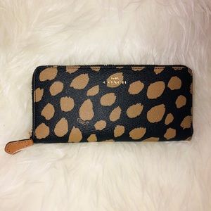 ⭐️⭐️Barely used Coach Accordion Zip Wallet⭐️⭐️